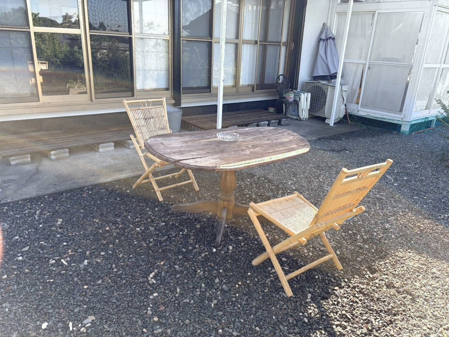 縁側の前に置いたテーブルと椅子