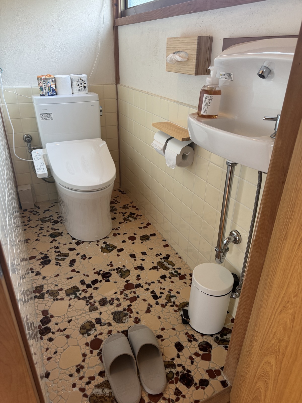 Distinctive Showa-era mosaic tiles in Haku's restroom